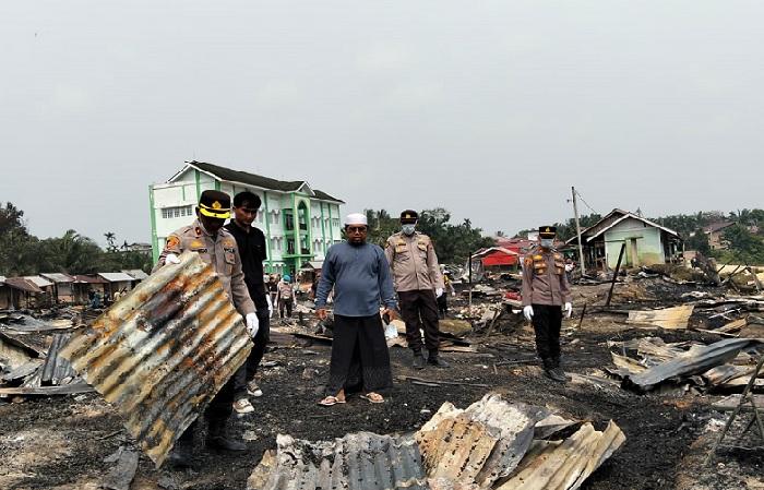 Polsek Kampar Kiri Salurkan Bansos dan Aksi Gotong Royong Bersihkan Ponpes Syekh Burhanuddin Kuntu